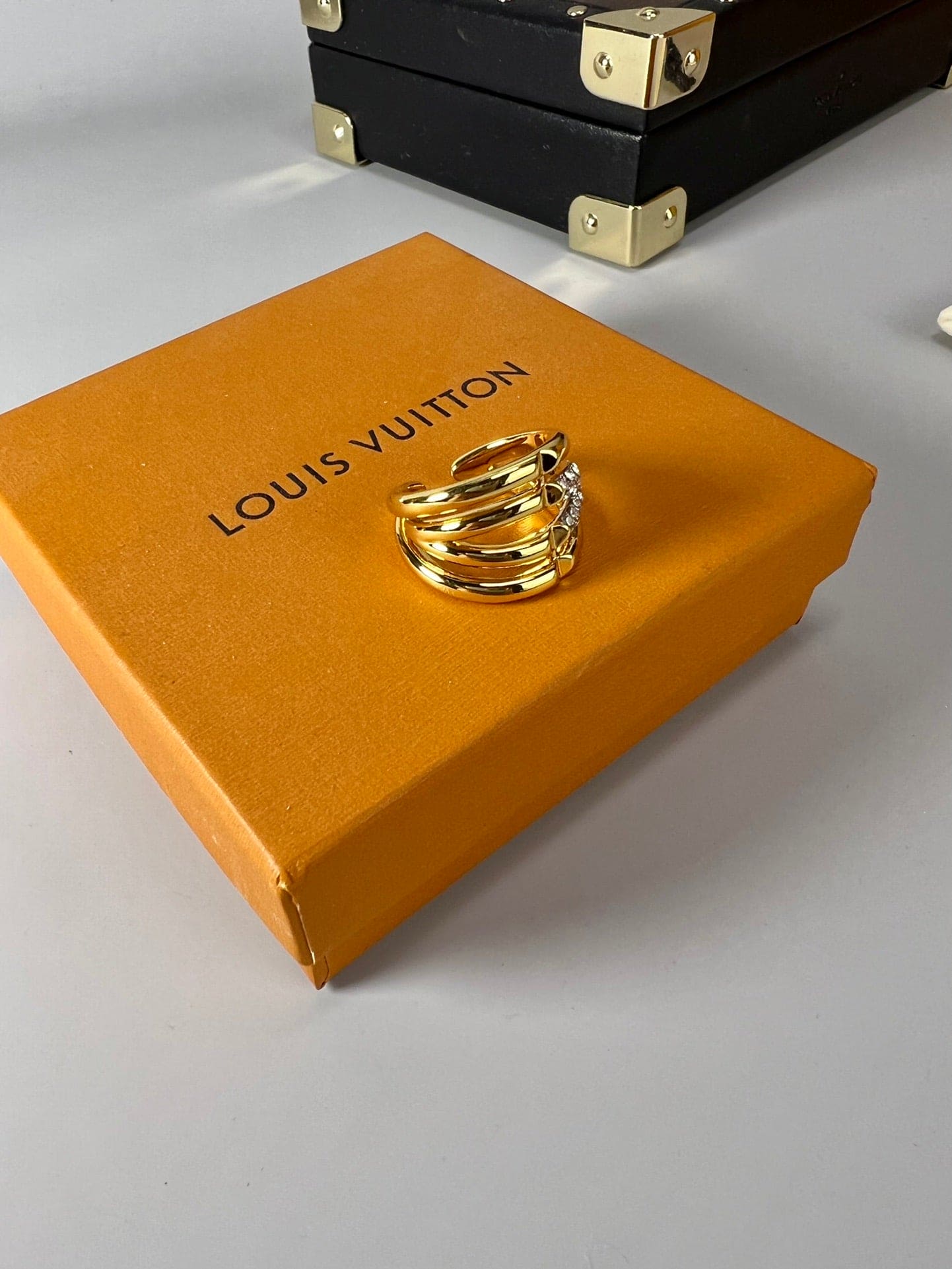 18K Louis Volt Upside Down Diamonds Ring