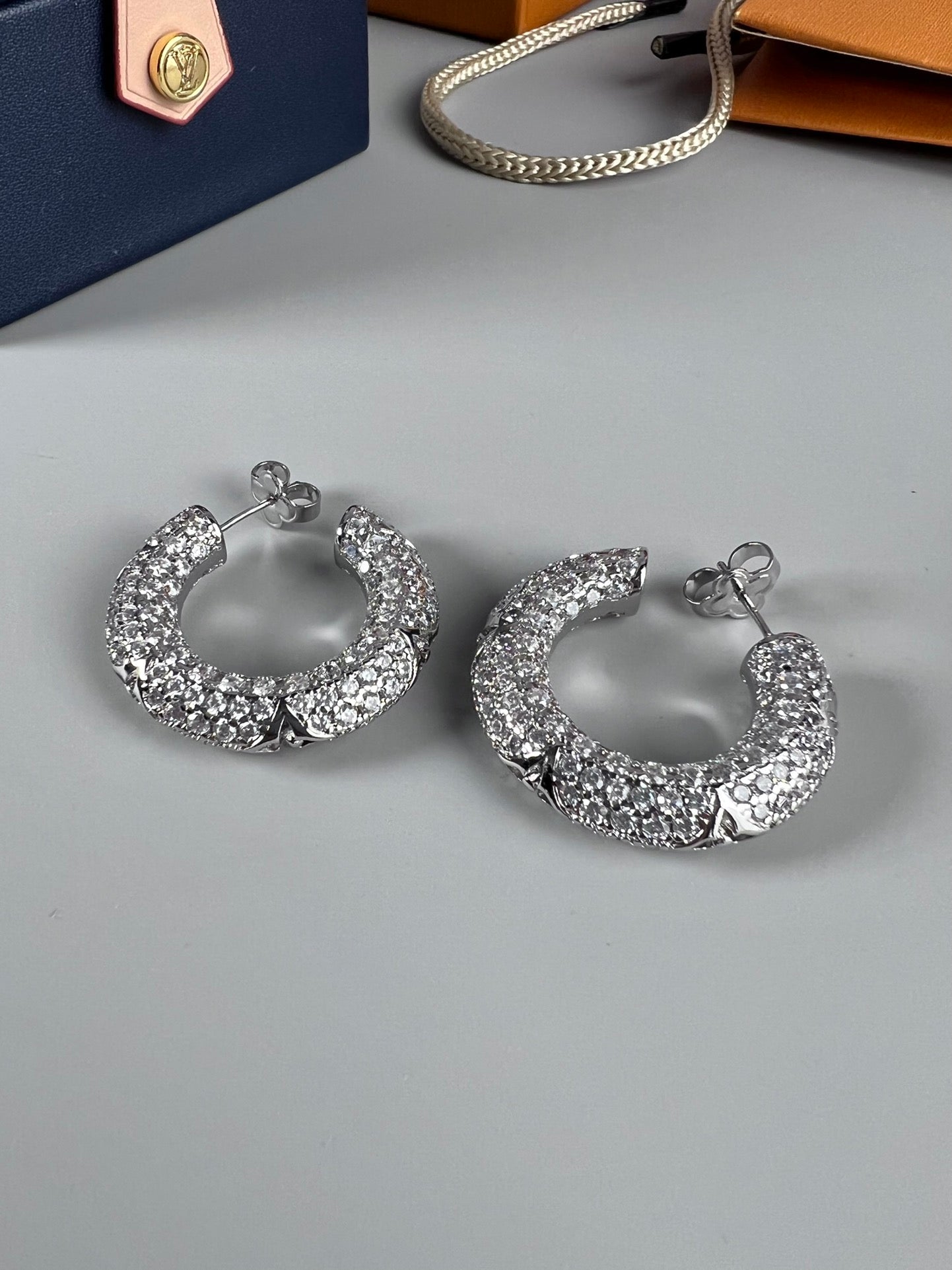18k Louis Circle Diamonds Earrings