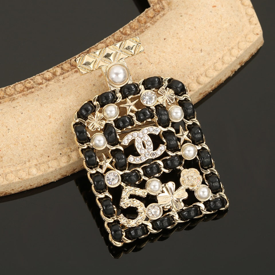 18K CC Bottle Strass Brooch