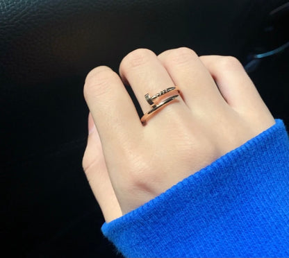 18K Juste Un Clou Ring