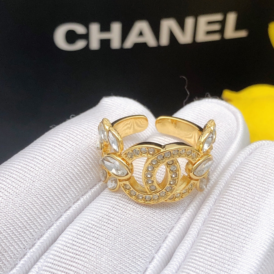 18K CC Flower Crystals Ring