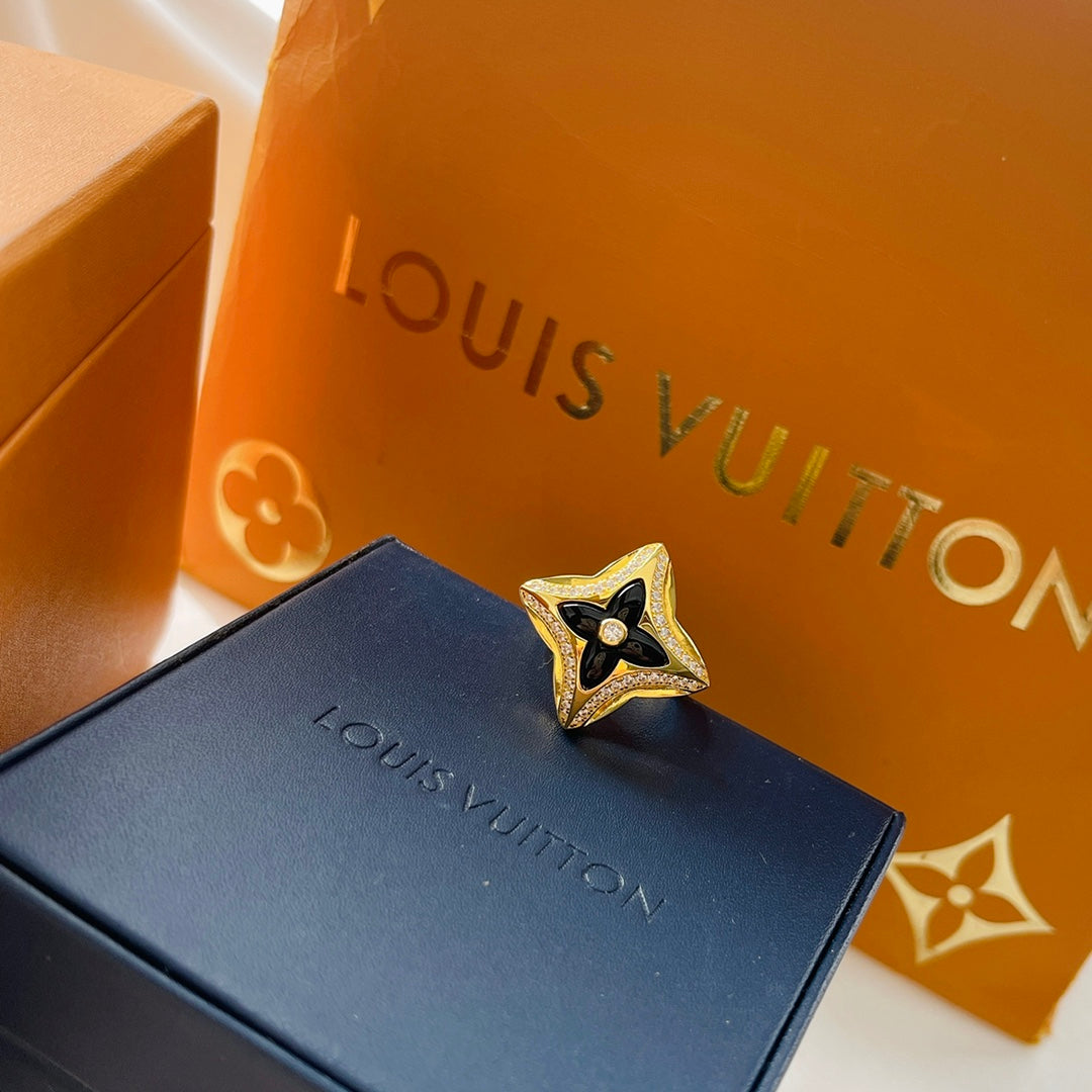 18K Louis Ever Blossom Ring