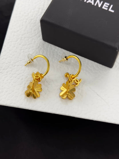 Boucles d'oreilles fleurs CC 18 carats