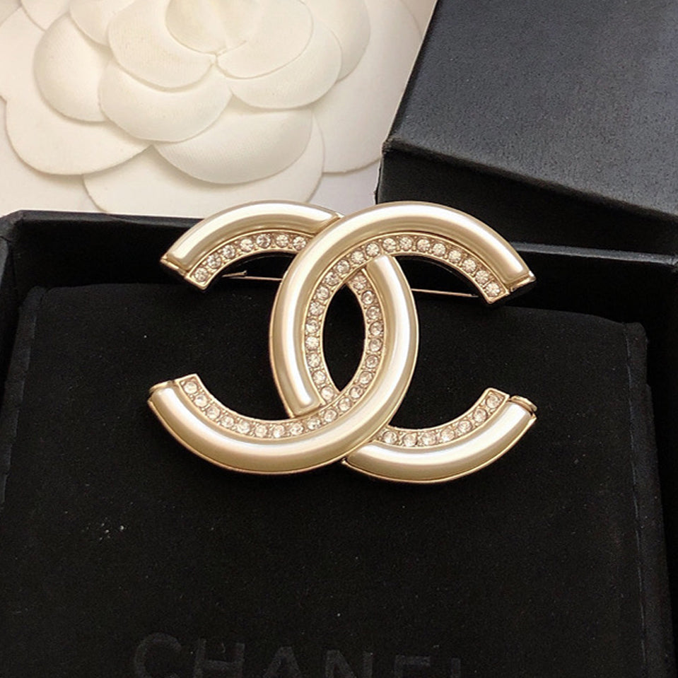 18K CHANEL CC Peals Brooch