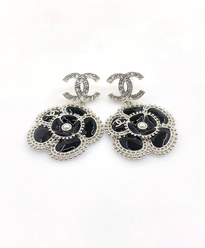 Boucles d'oreilles camélia en perles noires 18 carats CC