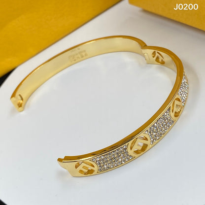 18K F est un bracelet