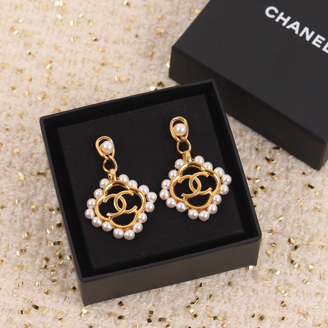 18k CHANEL CC Square Pearl Pendant Earrings