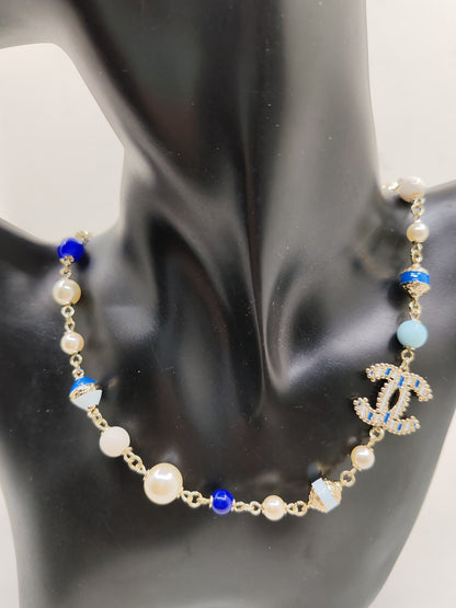 Collier de perles bleues et blanches 18 carats CC