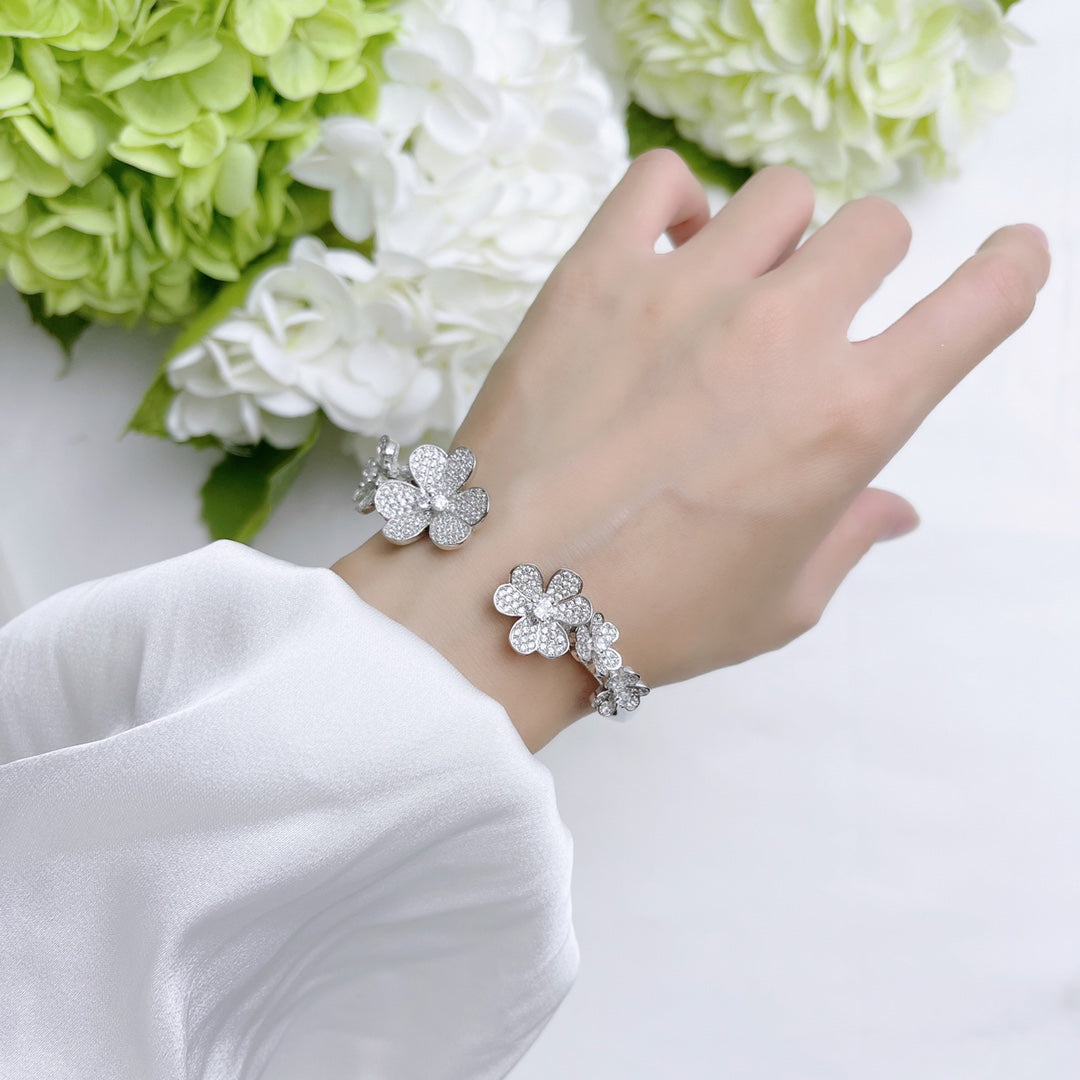 Bracelet Frivole Sept Fleurs Diamants 18K