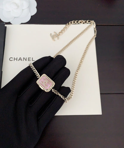 Collier chaîne en résine rose 18 carats CC