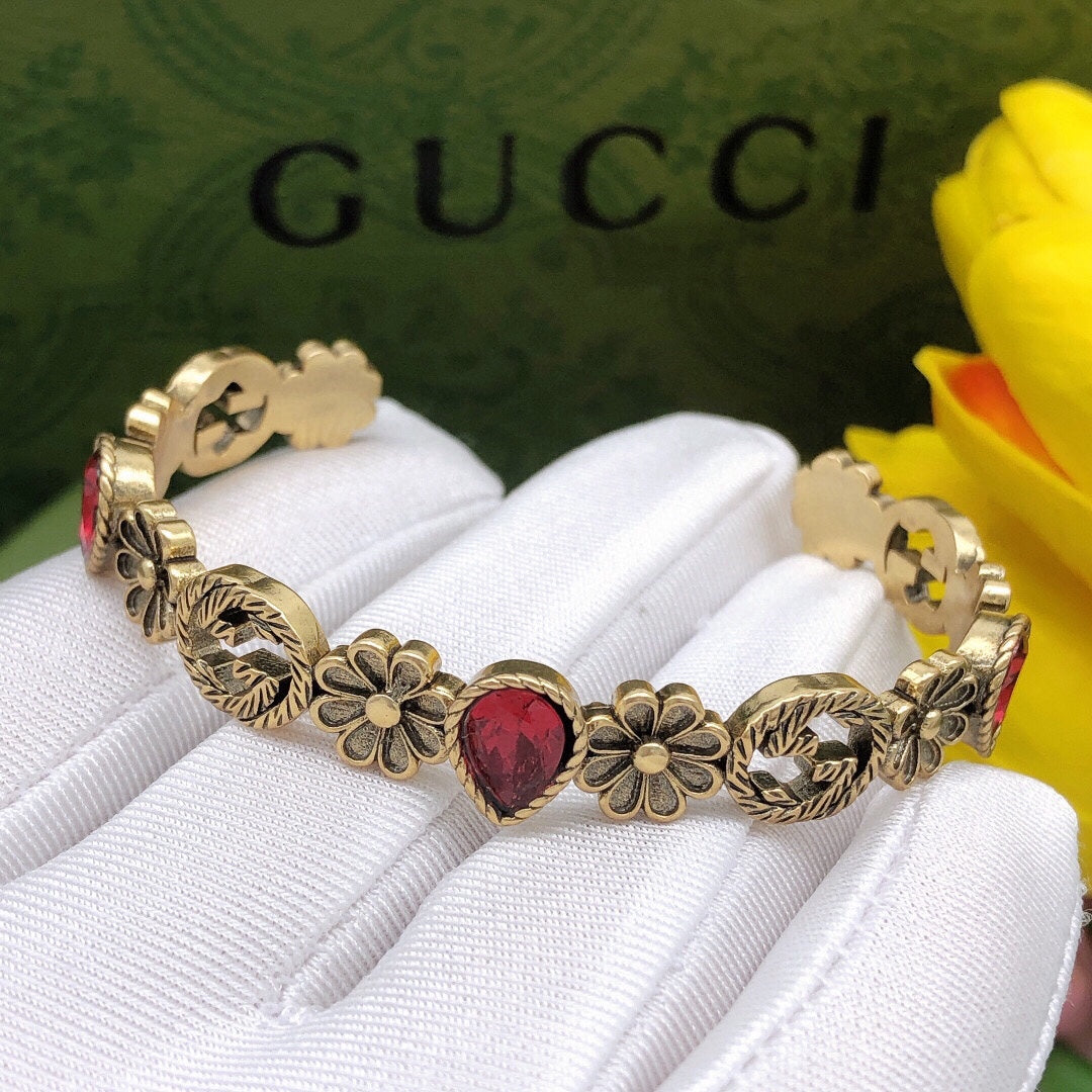 Bracelet manchette ouvert avec cristaux rouges et fleurs Double G 18 carats