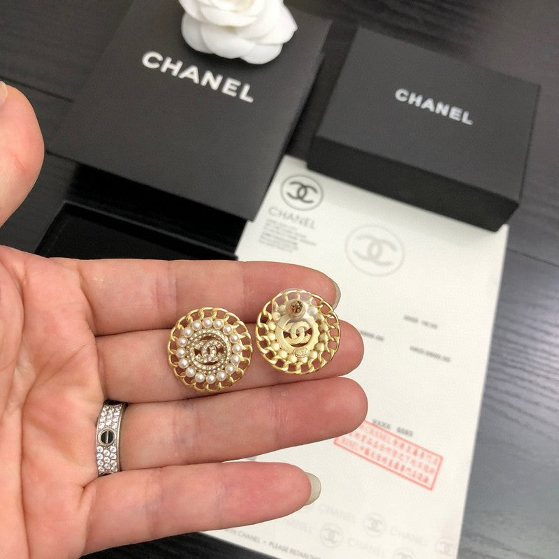 CC Pearl Twist Round Earrings