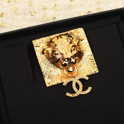 18K CHANEL CC Tiger Brooch