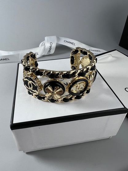 Bracelet manchette ouvert en cuir CC 18 carats