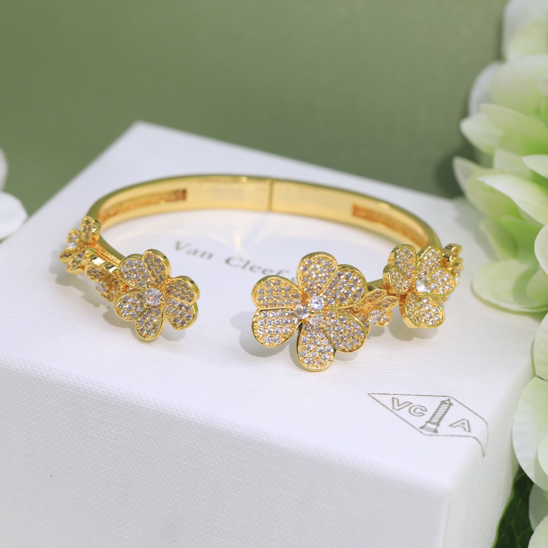 Bracelet Frivole Sept Fleurs Diamants 18K