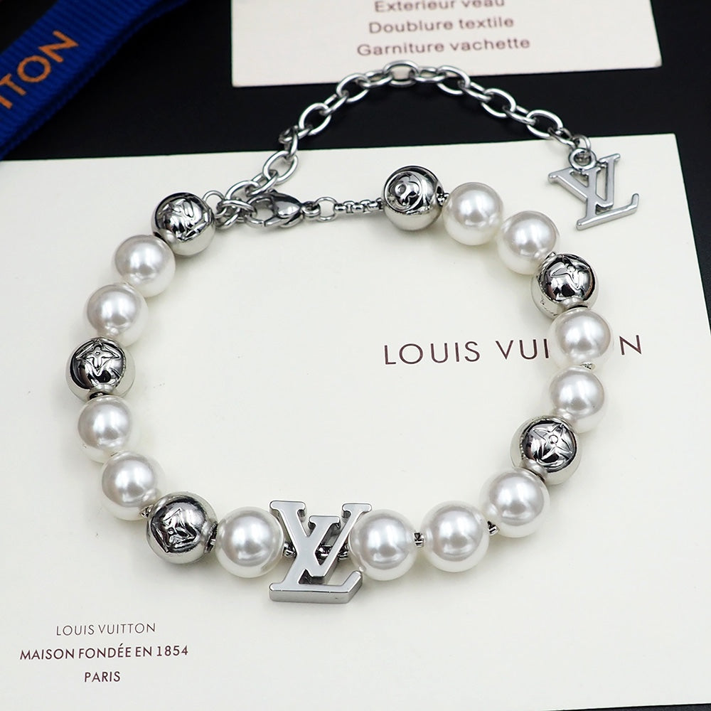 Bracelet de perles blanches monogramme Louis 18 carats