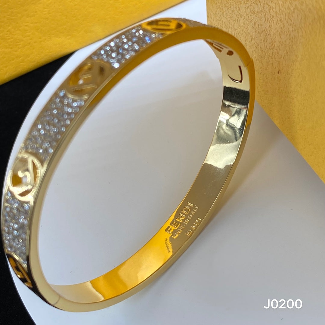 18K F est un bracelet