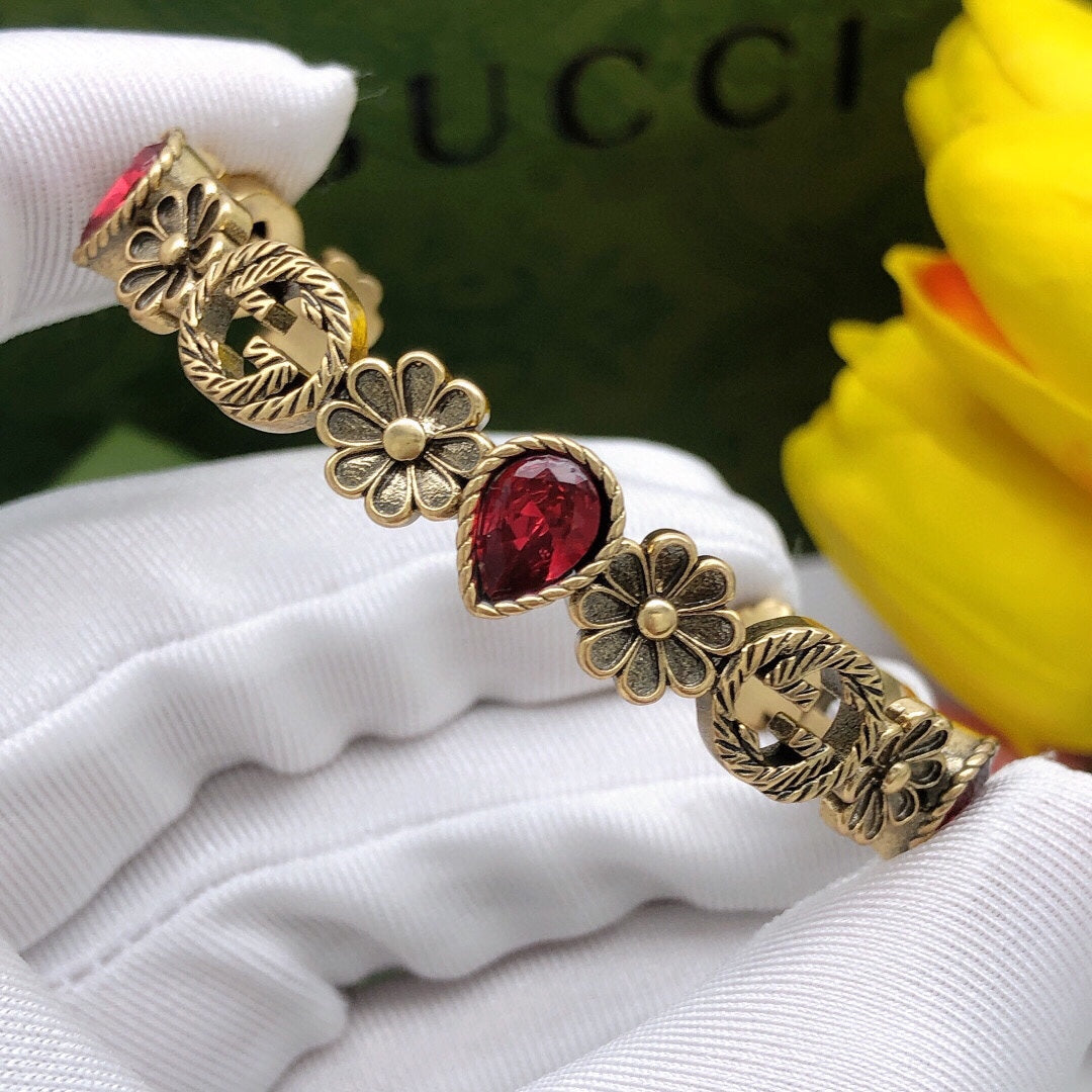 Bracelet manchette ouvert avec cristaux rouges et fleurs Double G 18 carats