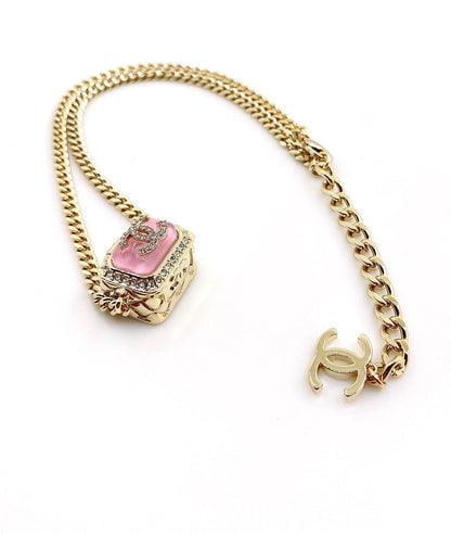 Collier chaîne en résine rose 18 carats CC