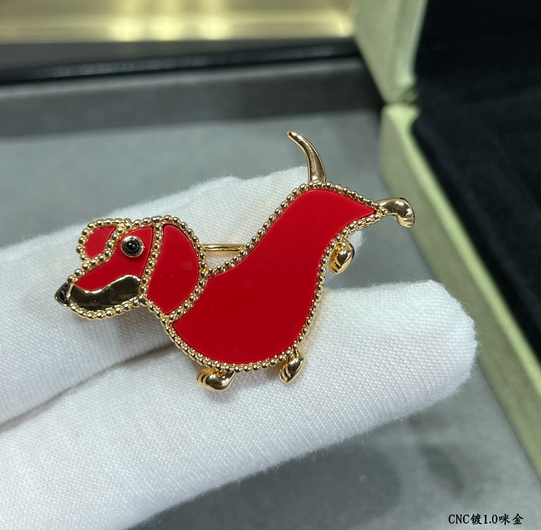 Broche à pince teckel, animaux porte-bonheur 18 carats