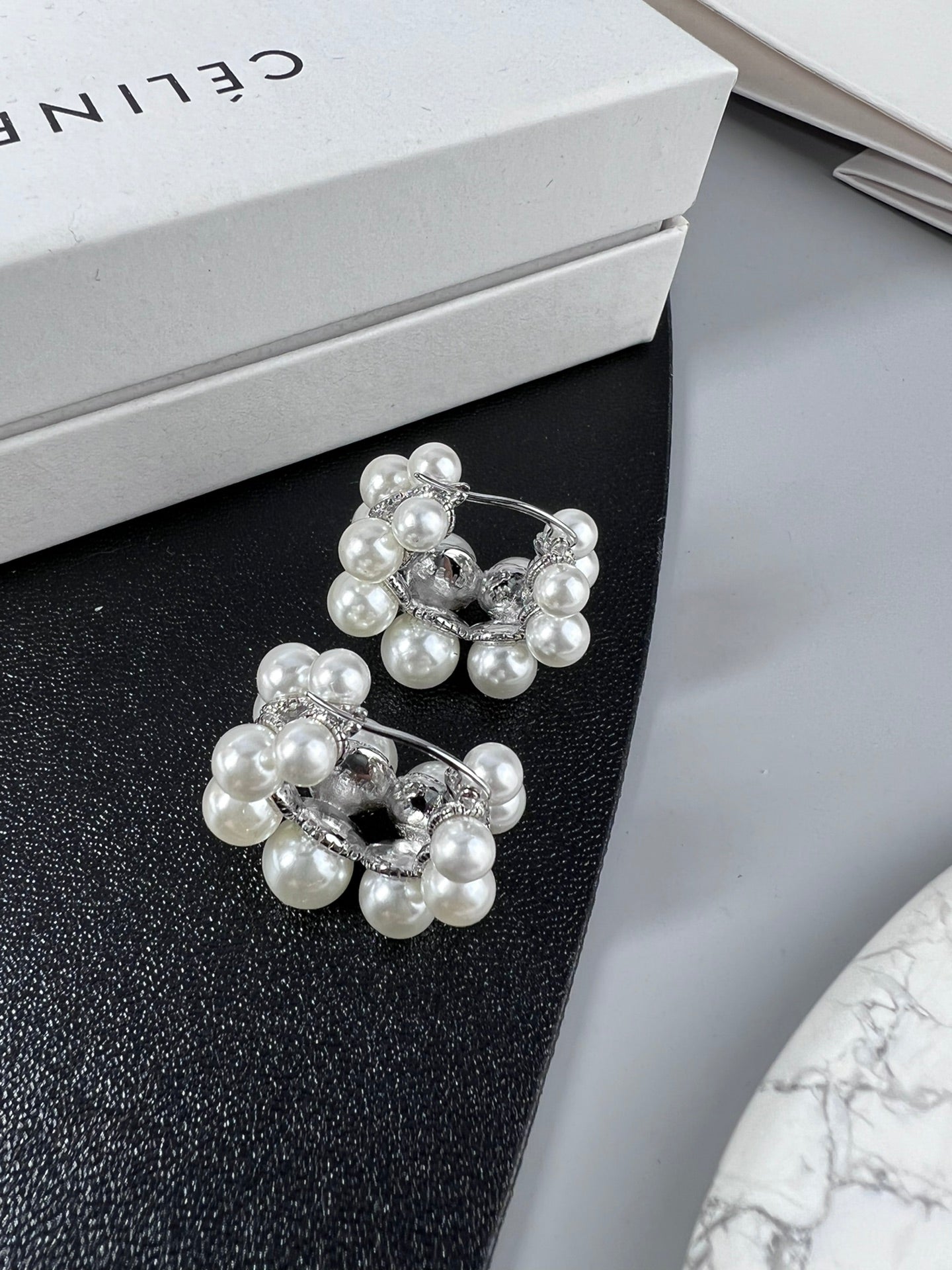 Boucles d'oreilles Triomphe à deux rangs de perles 18 carats