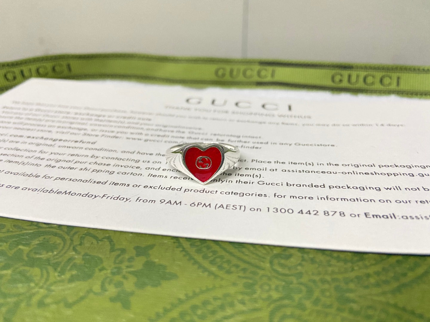 Bague double G en forme de cœur en émail rouge avec G entrelacés