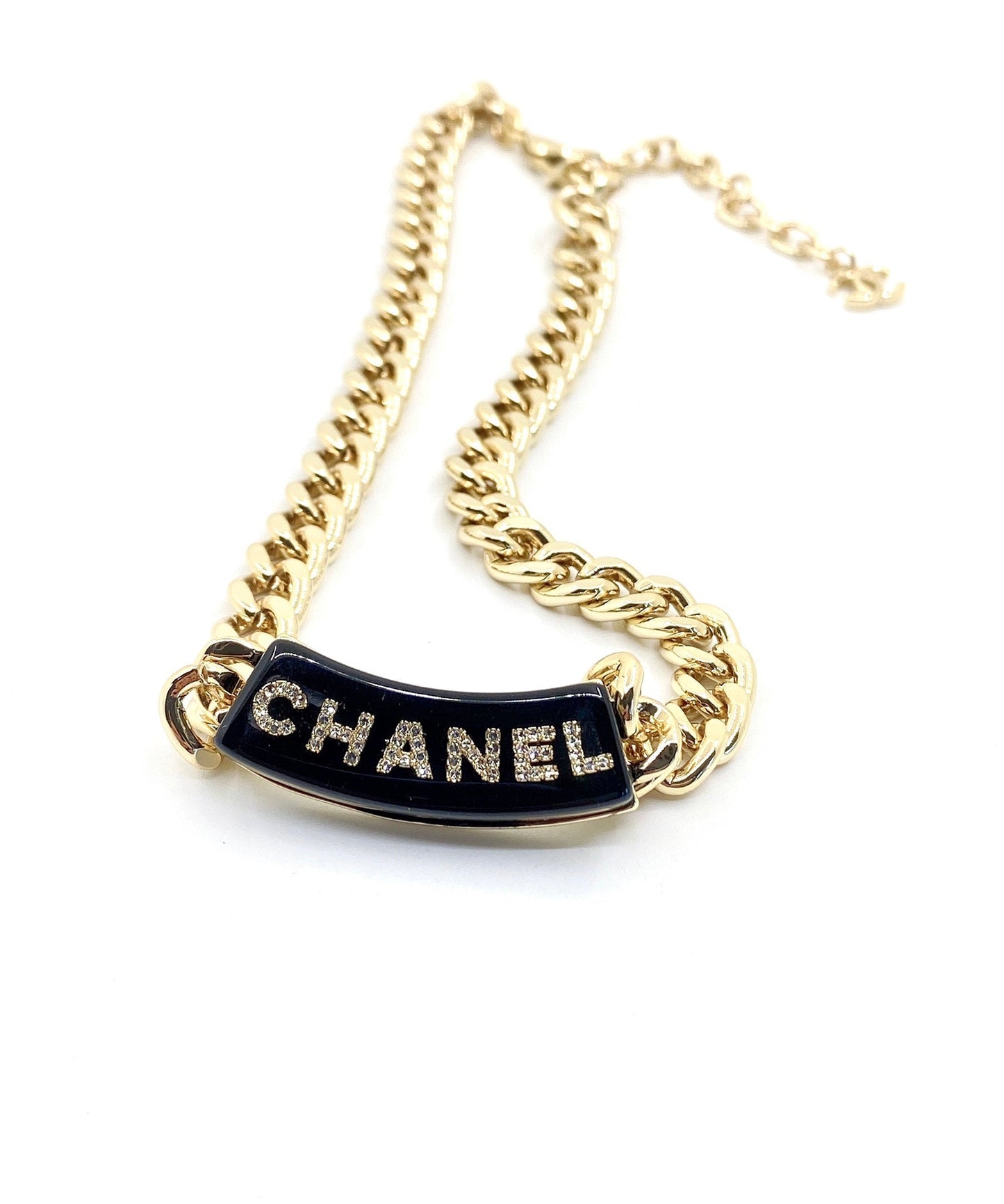 Collier chaîne à logo noir CC 18 carats