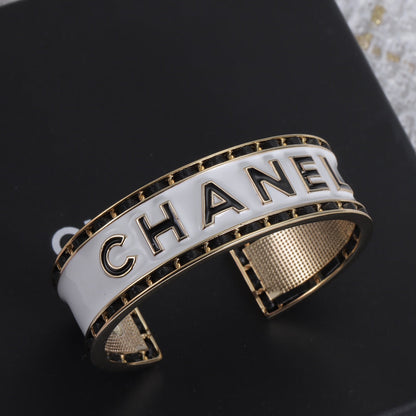 Bracelet manchette blanc 18 carats CC