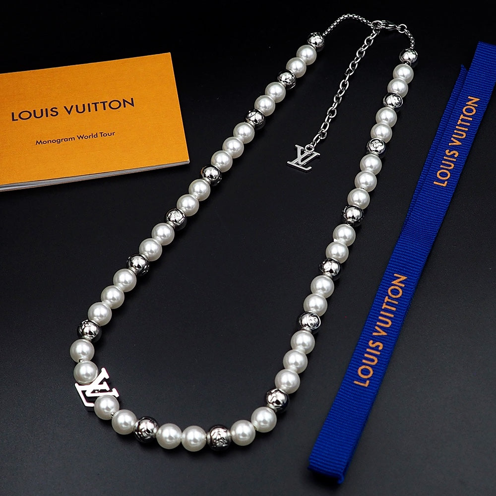 Collier de perles monogramme Louis 18 carats