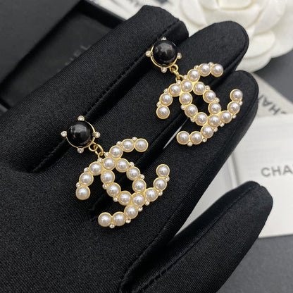 Boucles d'oreilles pendantes CC en perles 18 carats