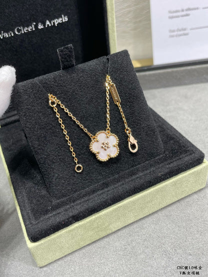 18K Lucky Spring Pendant Clover Necklace