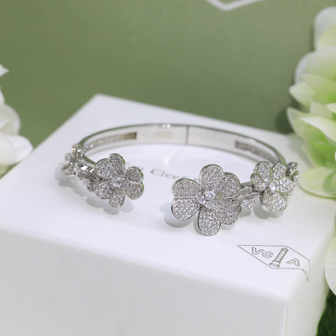 Bracelet Frivole Sept Fleurs Diamants 18K