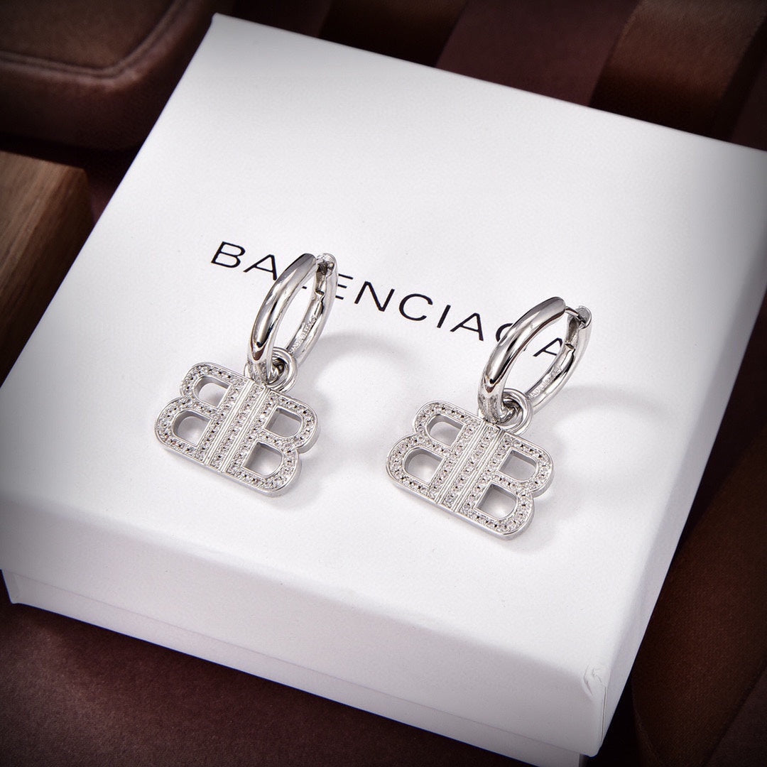 Boucles d'oreilles pendantes BB en 18 carats