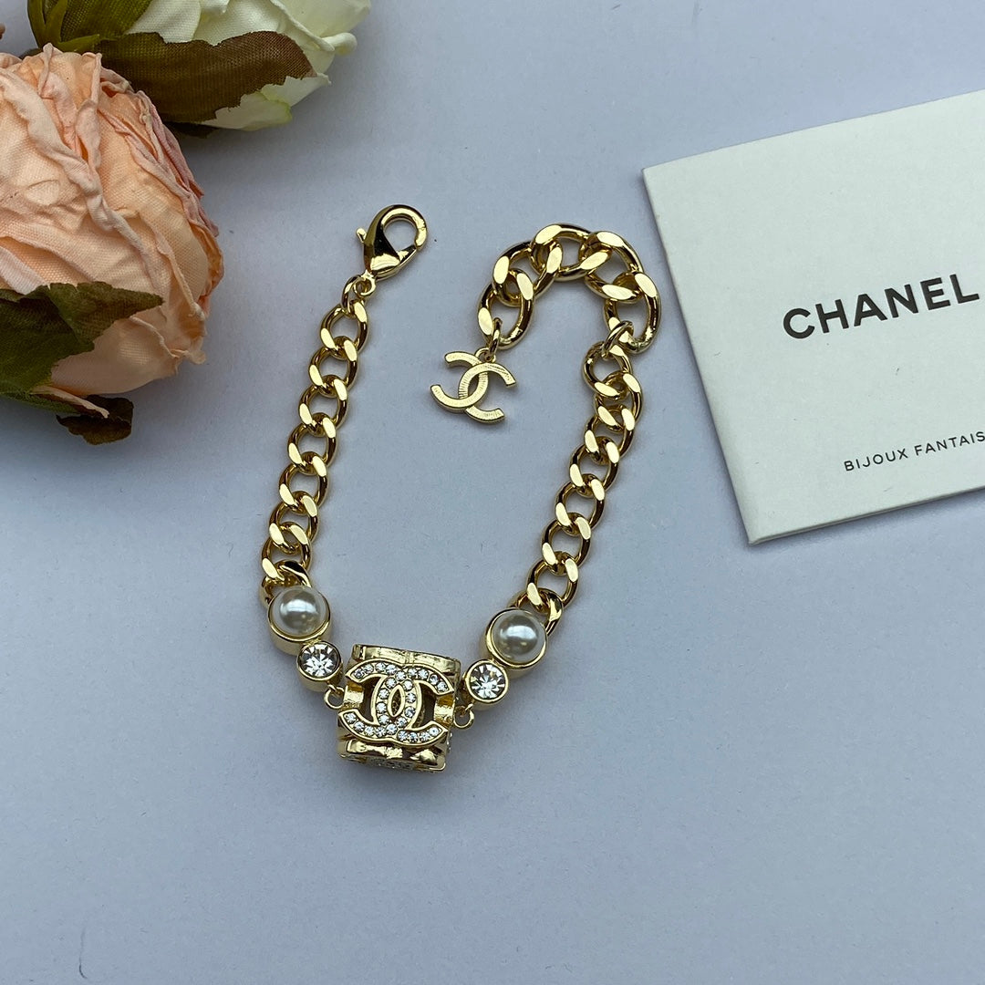 18K CC Box Pendant Pearl Bracelet