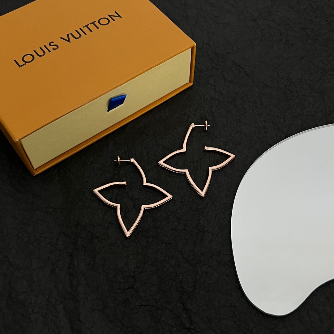 Louis 18 carats lance ses boucles d'oreilles Blossom