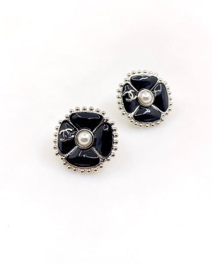 Boucles d'oreilles trèfle en perles noires CC 18 carats