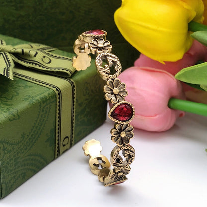 Bracelet manchette ouvert avec cristaux rouges et fleurs Double G 18 carats