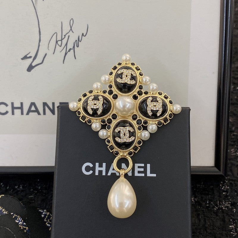 CC Pearl Pendant Gold Brooch
