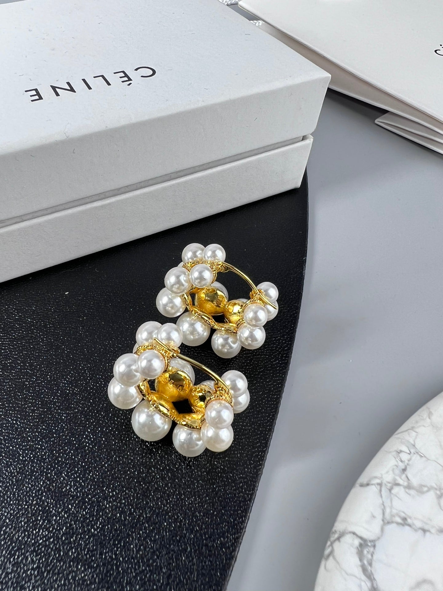 Boucles d'oreilles Triomphe à deux rangs de perles 18 carats