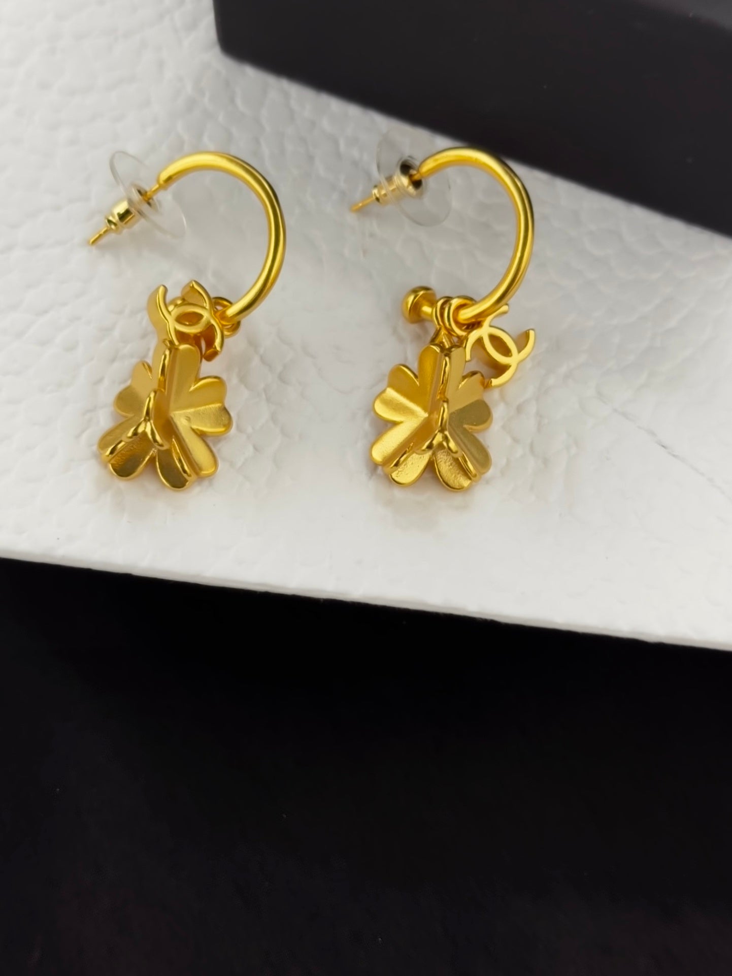 Boucles d'oreilles fleurs CC 18 carats