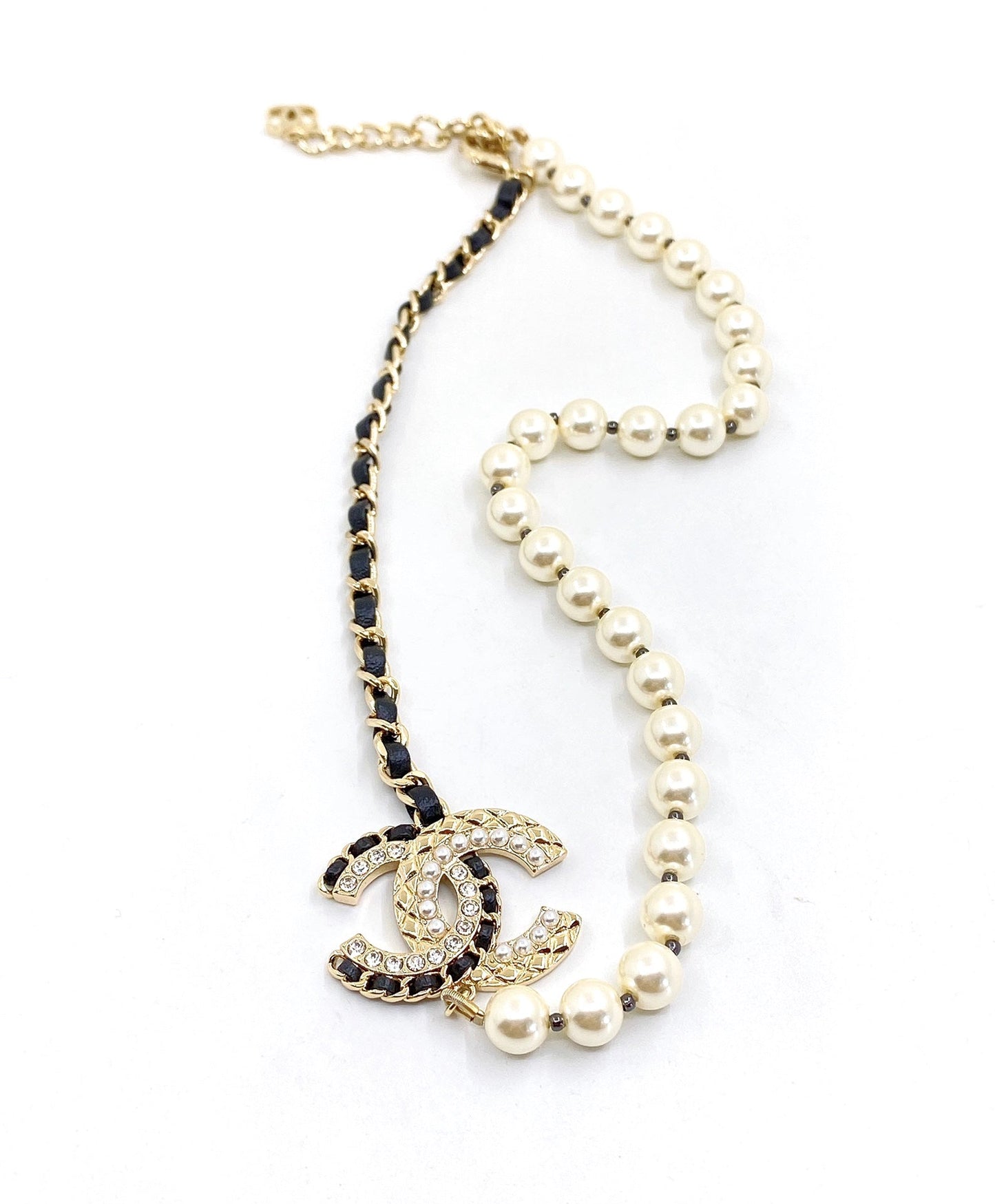 Collier de perles en cuir CC 18 carats