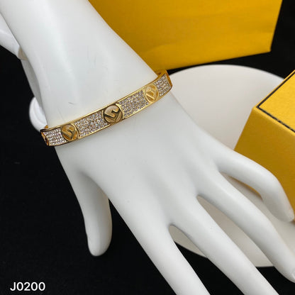 18K F est un bracelet