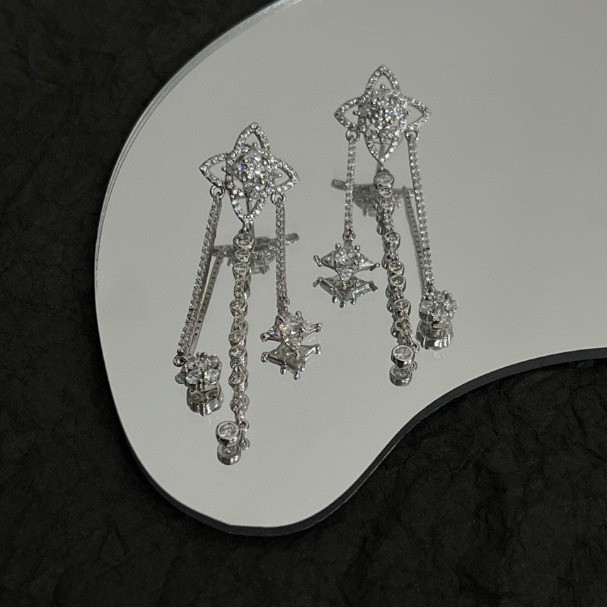 Boucles d'oreilles longues fleurs en diamant Louis 18 carats