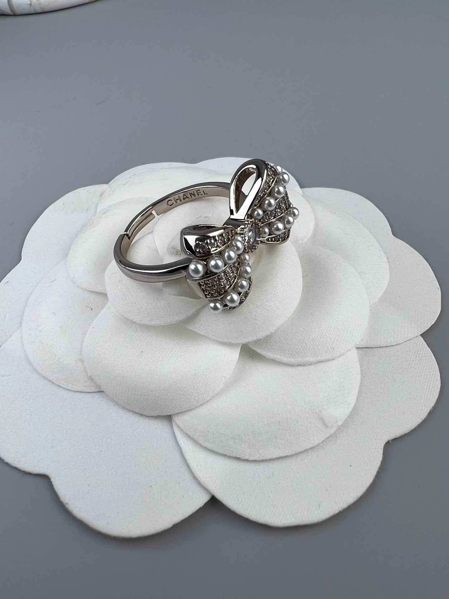 18K CC Bow Tie Pearls Ring