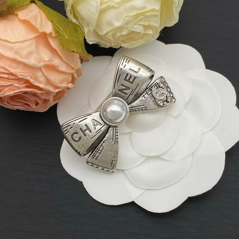CC Bow Tie Pearl Gold Brooch