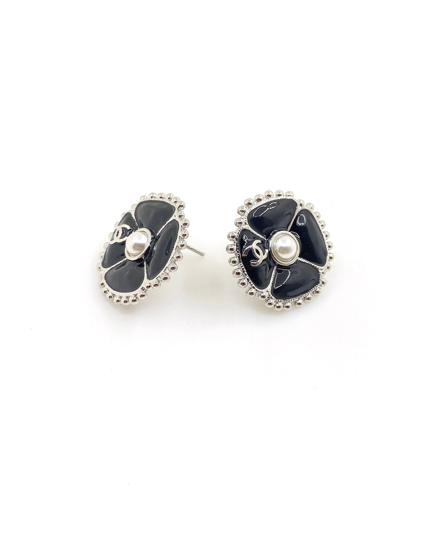 Boucles d'oreilles trèfle en perles noires CC 18 carats