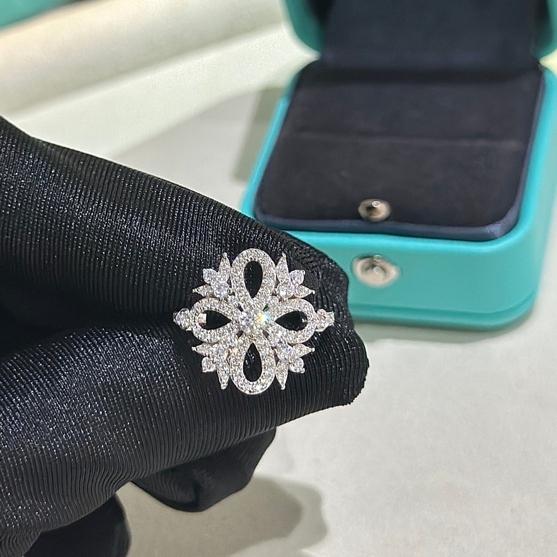 18K T Vinatge Flower Ring