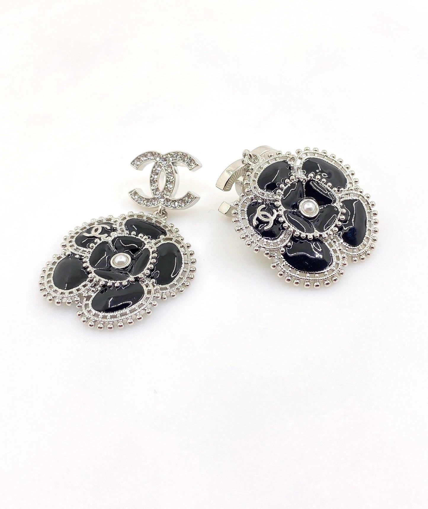 Boucles d'oreilles camélia en perles noires 18 carats CC