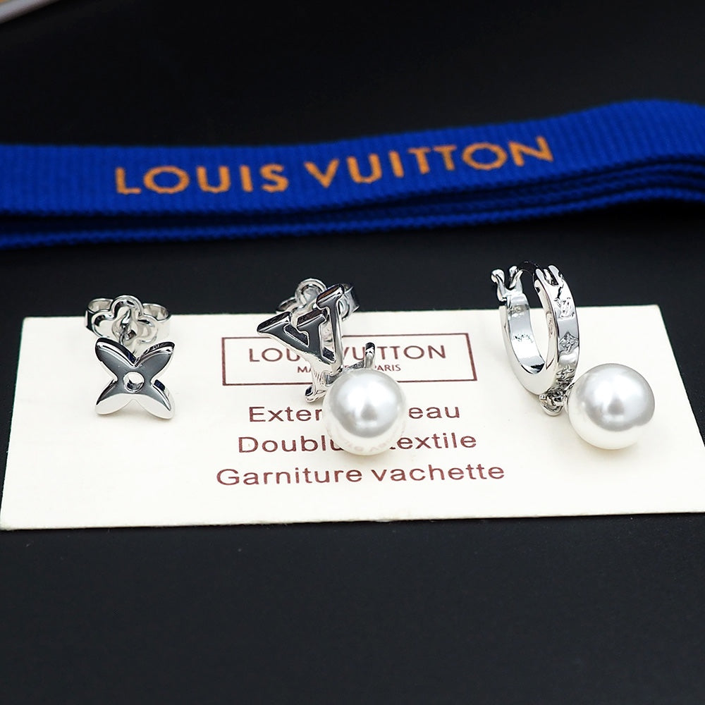 Boucles D'oreilles Perles Monogramme Louis 18 Carats