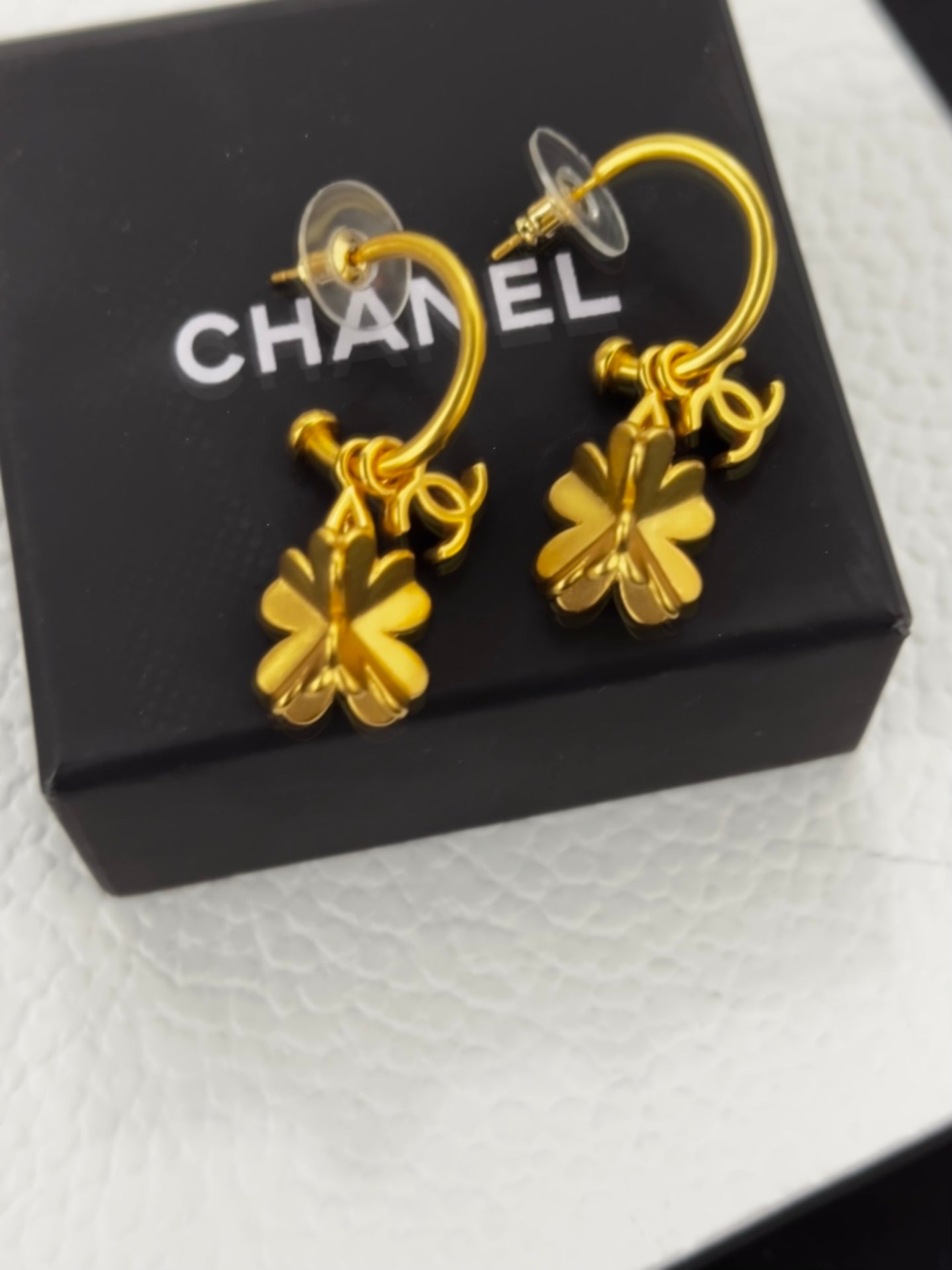 Boucles d'oreilles fleurs CC 18 carats